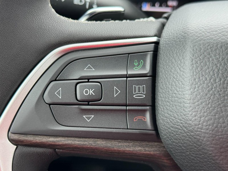 Jeep Grand Cherokee L Vehicle Full-screen Gallery Image 12