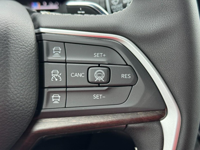 Jeep Grand Cherokee L Vehicle Full-screen Gallery Image 13