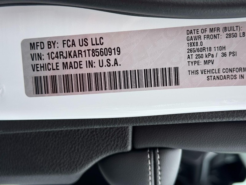 Jeep Grand Cherokee L Vehicle Full-screen Gallery Image 15