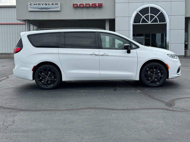 Chrysler Pacifica Vehicle Full-screen Gallery Image 2