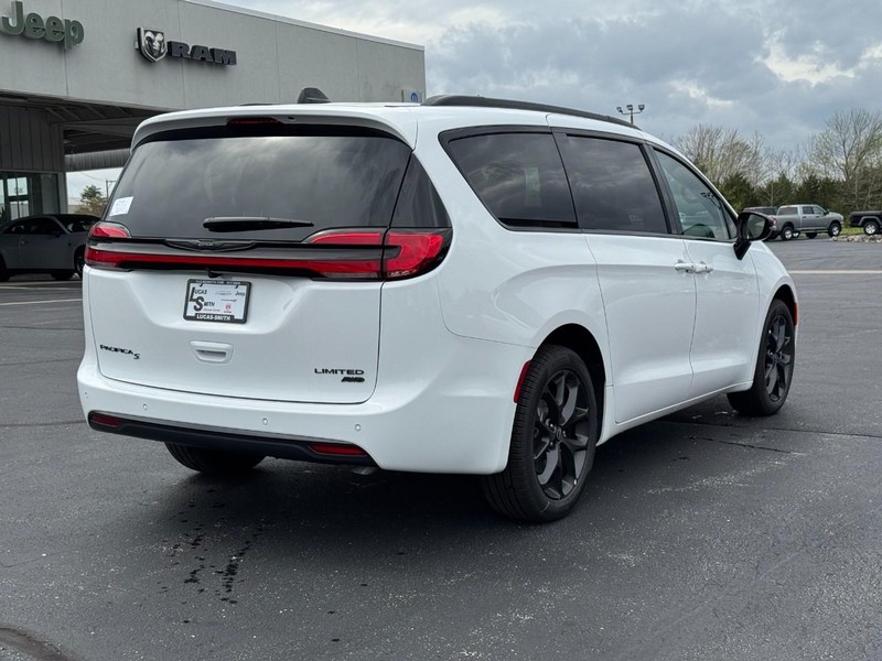 Chrysler Pacifica Vehicle Full-screen Gallery Image 3