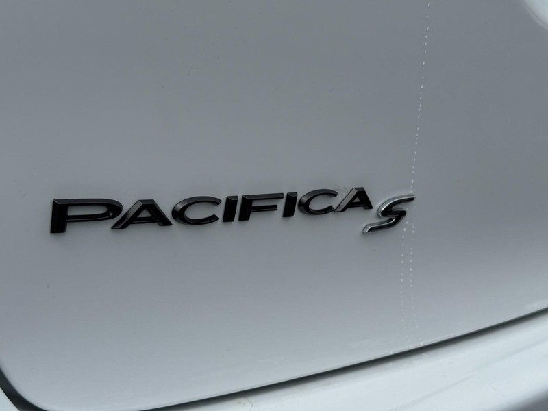Chrysler Pacifica Vehicle Full-screen Gallery Image 5