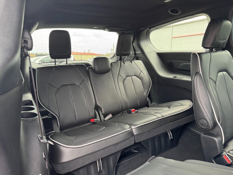 Chrysler Pacifica Vehicle Full-screen Gallery Image 6