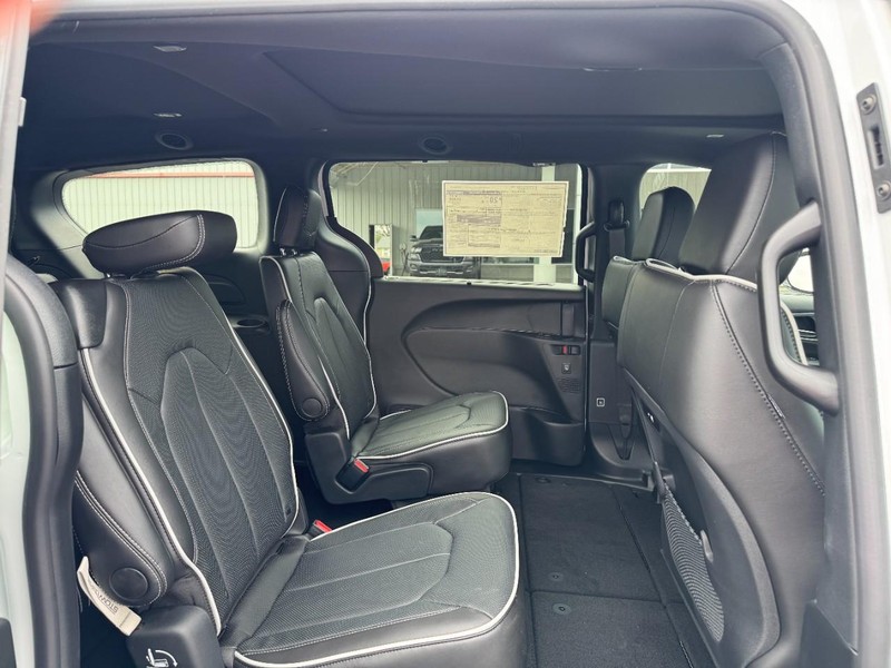 Chrysler Pacifica Vehicle Full-screen Gallery Image 7