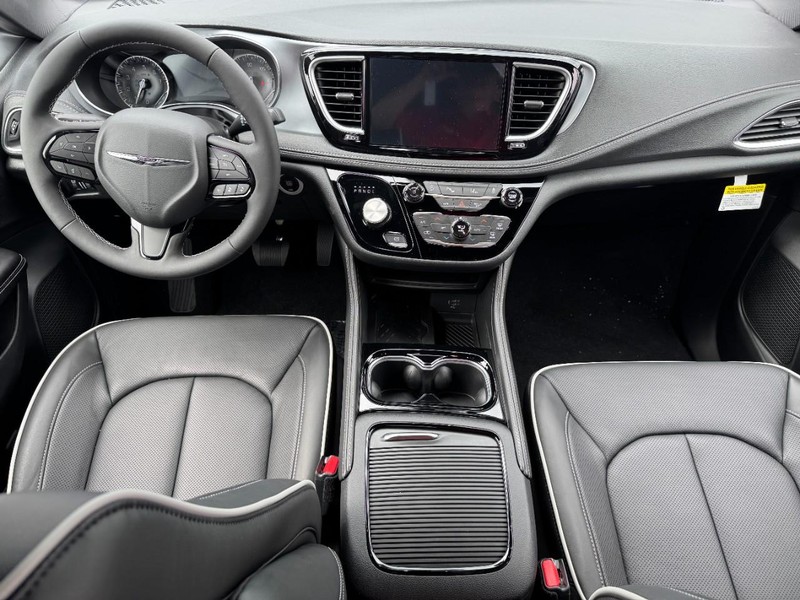 Chrysler Pacifica Vehicle Full-screen Gallery Image 8