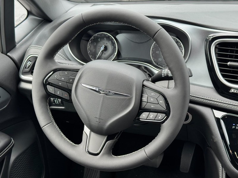 Chrysler Pacifica Vehicle Full-screen Gallery Image 9