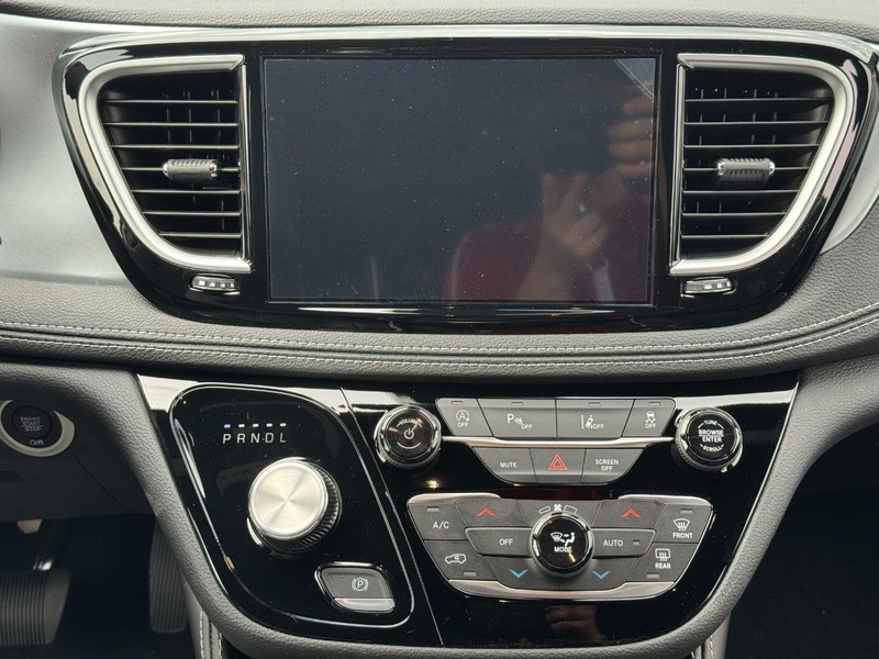 Chrysler Pacifica Vehicle Full-screen Gallery Image 10