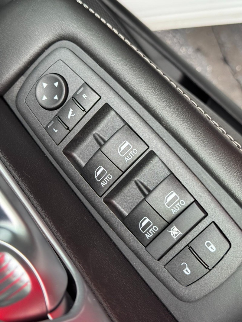 Chrysler Pacifica Vehicle Full-screen Gallery Image 11