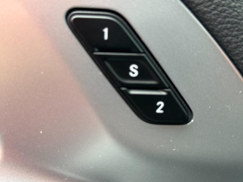 Chrysler Pacifica Vehicle Full-screen Gallery Image 12