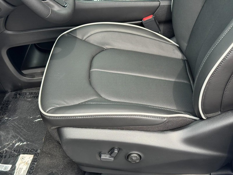 Chrysler Pacifica Vehicle Full-screen Gallery Image 13