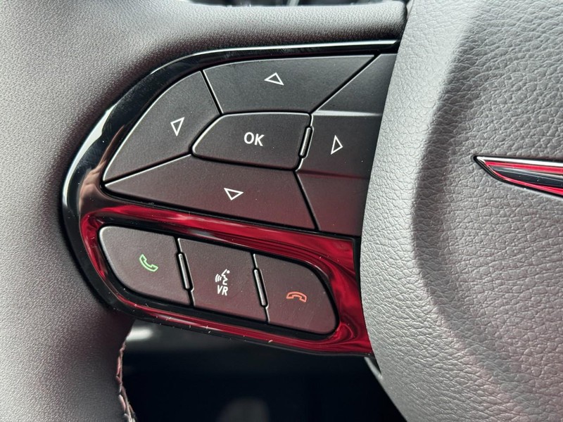 Chrysler Pacifica Vehicle Full-screen Gallery Image 14