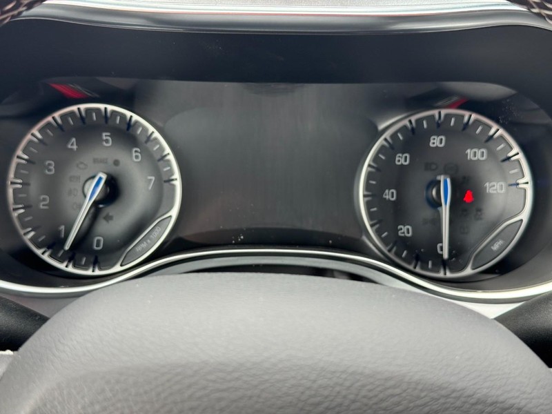 Chrysler Pacifica Vehicle Full-screen Gallery Image 16