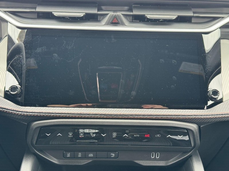 Jeep Cherokee Vehicle Full-screen Gallery Image 9