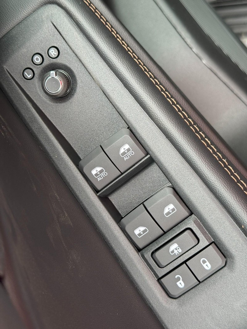 Jeep Cherokee Vehicle Full-screen Gallery Image 10