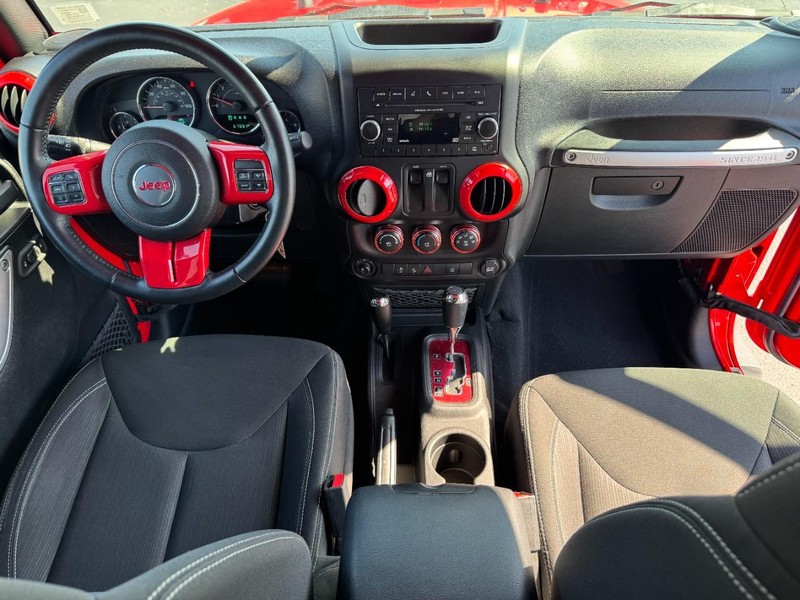 Jeep Wrangler Vehicle Full-screen Gallery Image 11