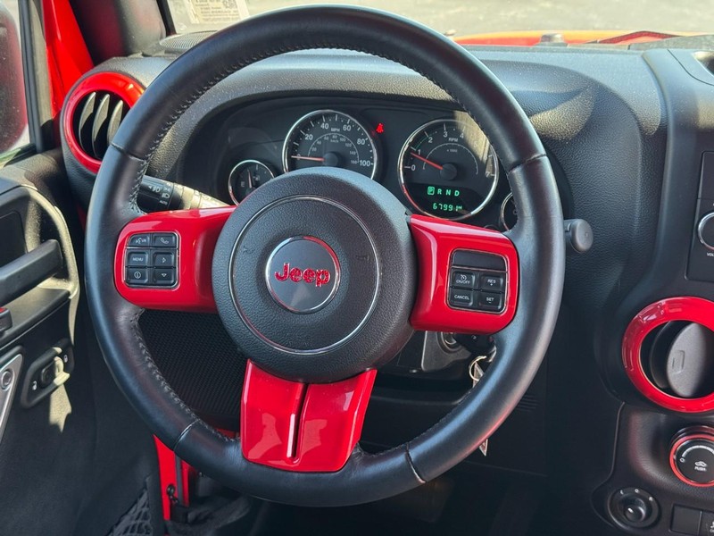 Jeep Wrangler Vehicle Full-screen Gallery Image 12