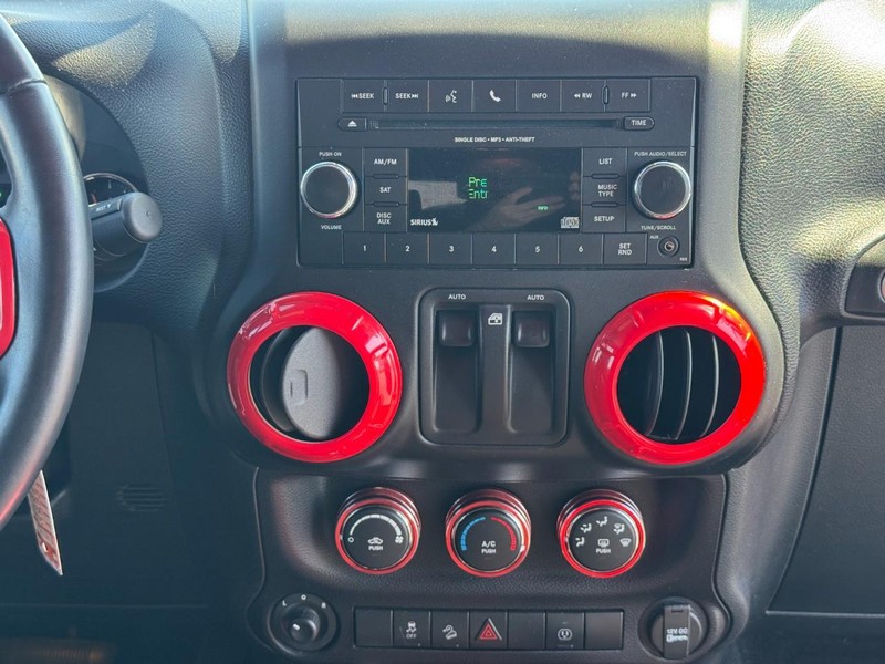 Jeep Wrangler Vehicle Full-screen Gallery Image 13