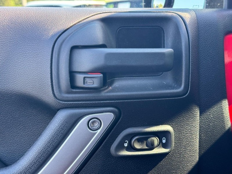 Jeep Wrangler Vehicle Full-screen Gallery Image 14