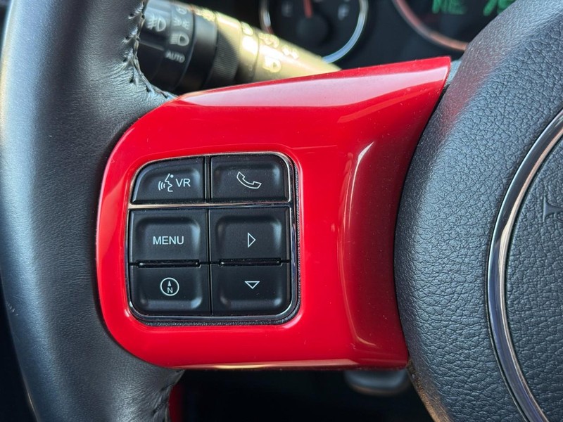 Jeep Wrangler Vehicle Full-screen Gallery Image 16