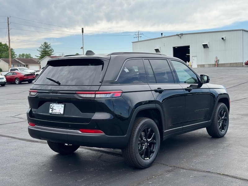 Jeep Grand Cherokee Vehicle Full-screen Gallery Image 3
