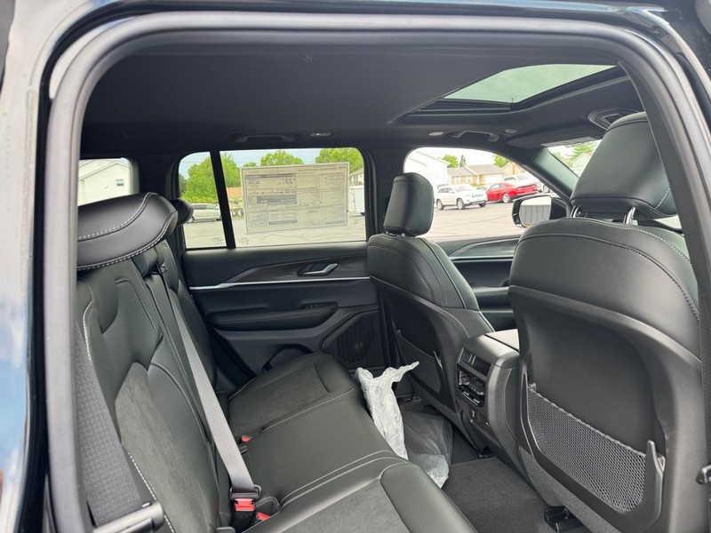 Jeep Grand Cherokee Vehicle Full-screen Gallery Image 5