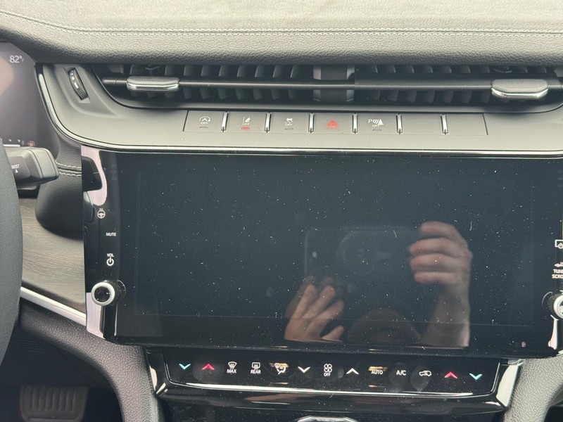 Jeep Grand Cherokee Vehicle Full-screen Gallery Image 8