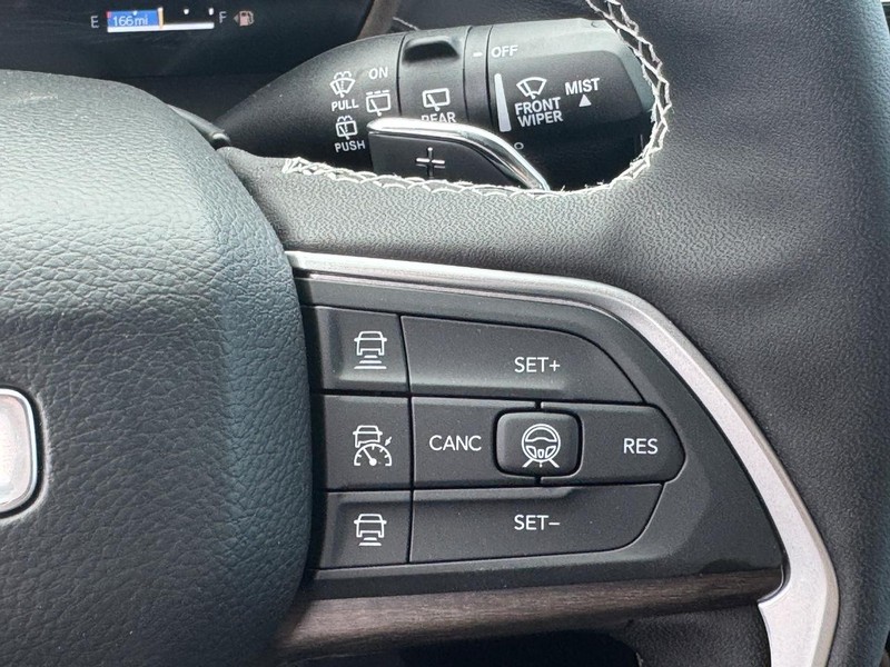 Jeep Grand Cherokee Vehicle Full-screen Gallery Image 12
