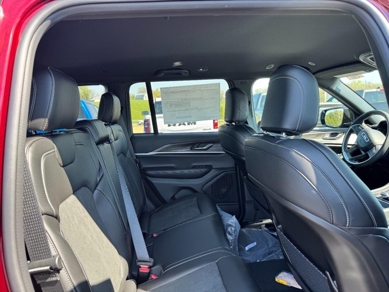 Jeep Grand Cherokee Vehicle Full-screen Gallery Image 4