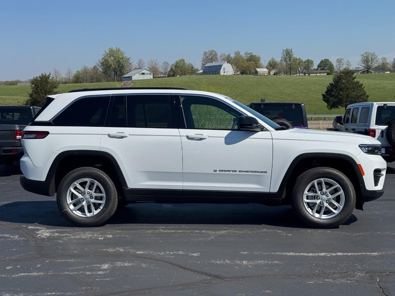 Jeep Grand Cherokee Vehicle Full-screen Gallery Image 2