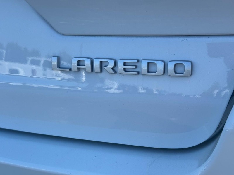 Jeep Grand Cherokee Vehicle Full-screen Gallery Image 4