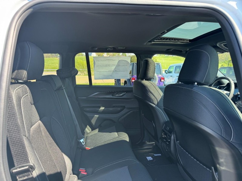Jeep Grand Cherokee Vehicle Full-screen Gallery Image 6