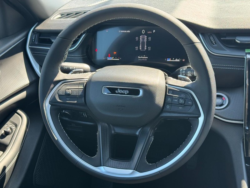 Jeep Grand Cherokee Vehicle Full-screen Gallery Image 8