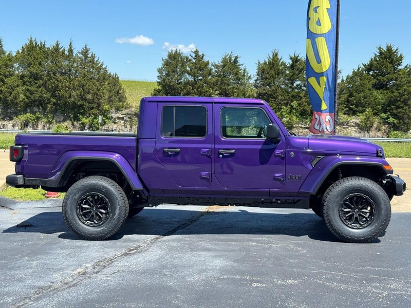 Jeep Gladiator Vehicle Full-screen Gallery Image 2