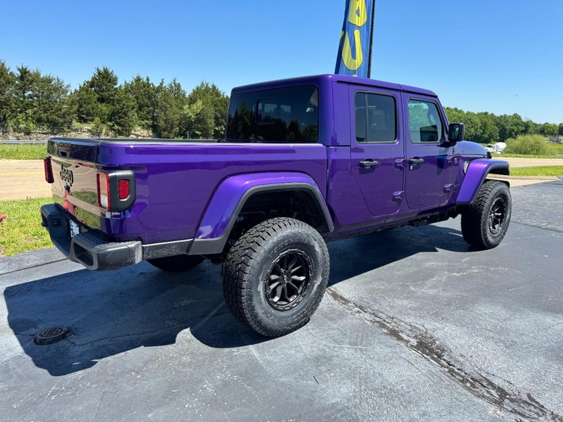Jeep Gladiator Vehicle Full-screen Gallery Image 3