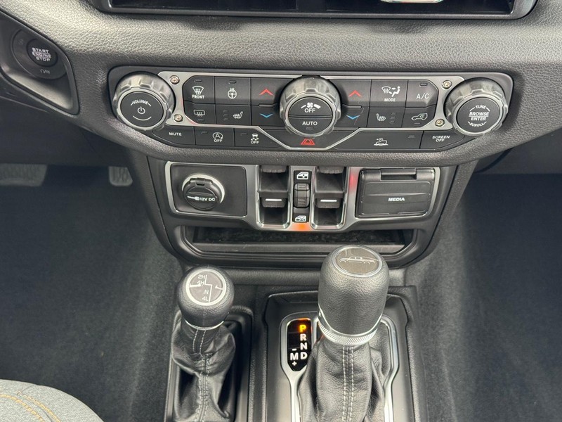 Jeep Gladiator Vehicle Full-screen Gallery Image 9
