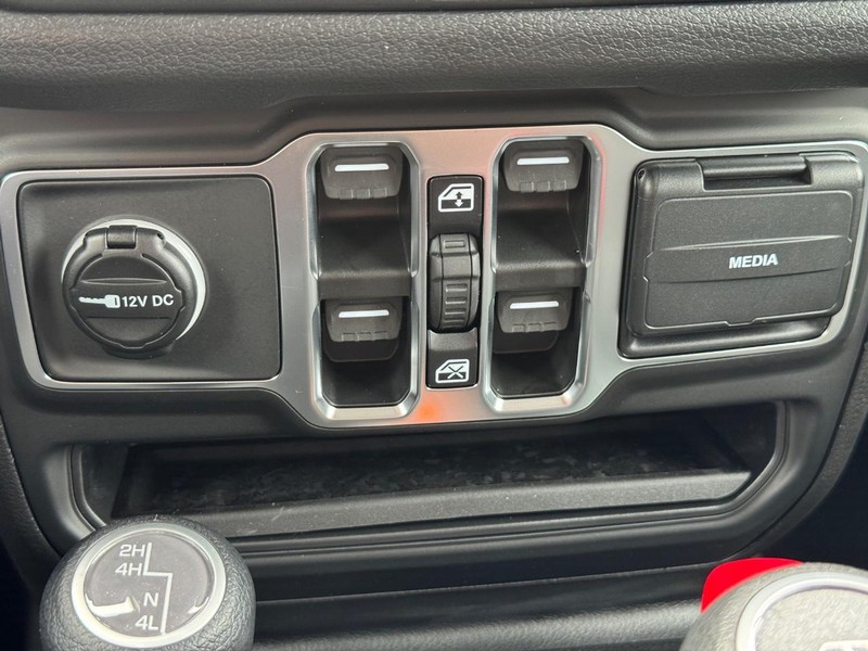 Jeep Gladiator Vehicle Full-screen Gallery Image 16