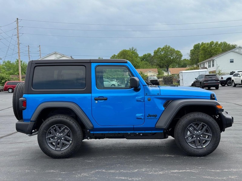 Jeep Wrangler Vehicle Full-screen Gallery Image 2