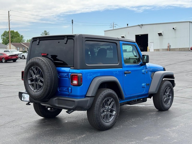 Jeep Wrangler Vehicle Full-screen Gallery Image 3