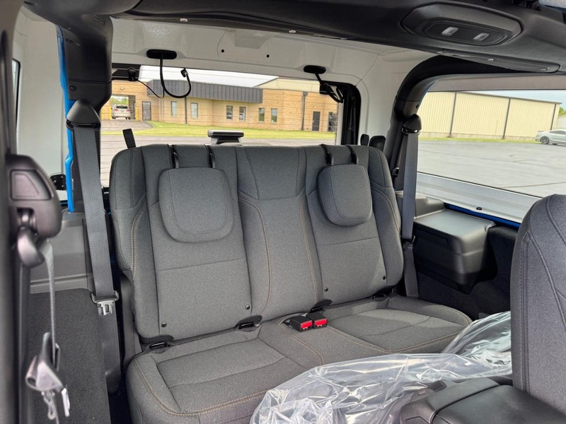 Jeep Wrangler Vehicle Full-screen Gallery Image 5