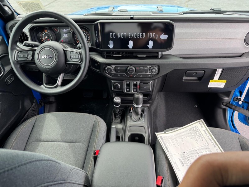 Jeep Wrangler Vehicle Full-screen Gallery Image 6