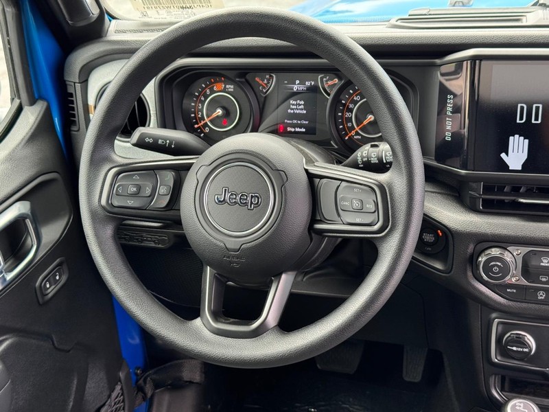 Jeep Wrangler Vehicle Full-screen Gallery Image 7