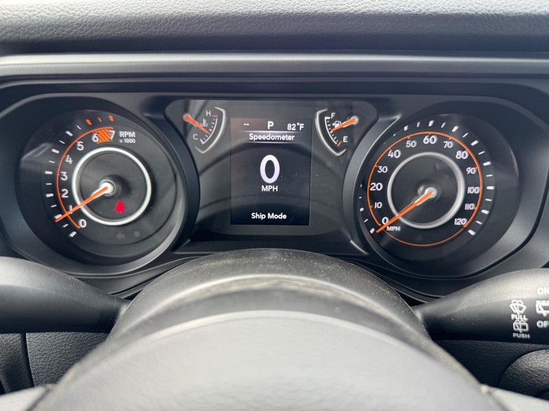 Jeep Wrangler Vehicle Full-screen Gallery Image 14