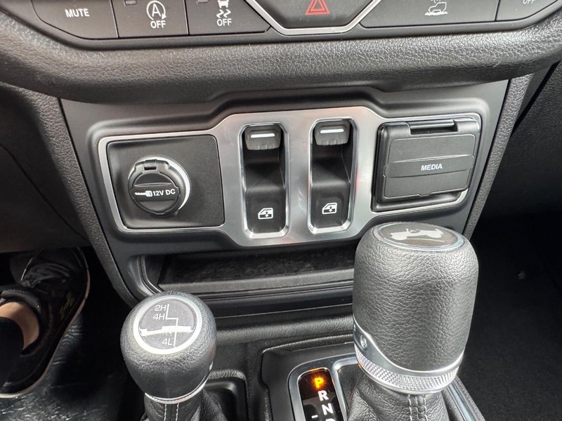 Jeep Wrangler Vehicle Full-screen Gallery Image 15