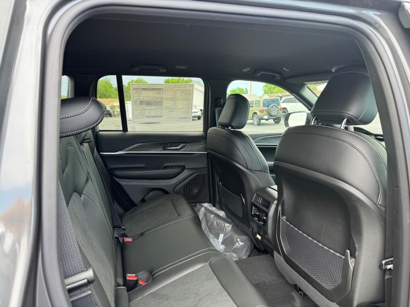 Jeep Grand Cherokee Vehicle Full-screen Gallery Image 5