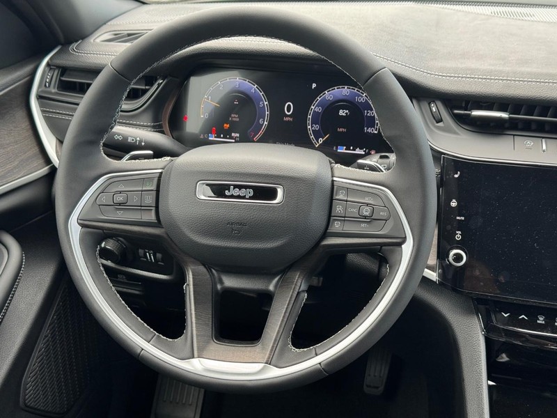 Jeep Grand Cherokee Vehicle Full-screen Gallery Image 7