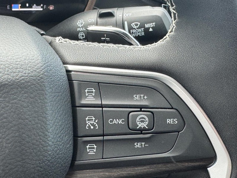 Jeep Grand Cherokee Vehicle Full-screen Gallery Image 13