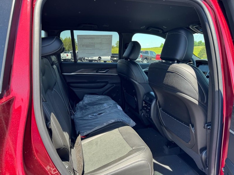 Jeep Grand Cherokee Vehicle Full-screen Gallery Image 5