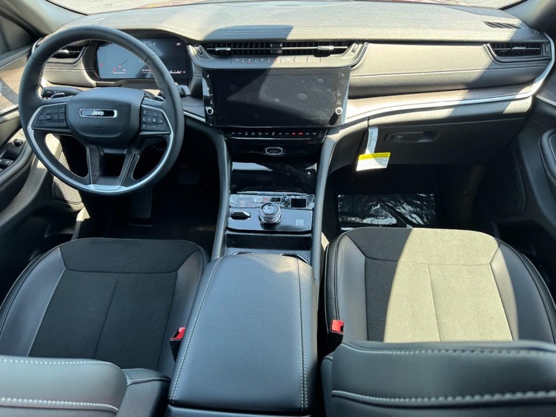 Jeep Grand Cherokee Vehicle Full-screen Gallery Image 6