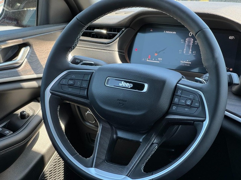 Jeep Grand Cherokee Vehicle Full-screen Gallery Image 7