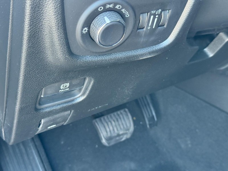 Jeep Grand Cherokee Vehicle Full-screen Gallery Image 12